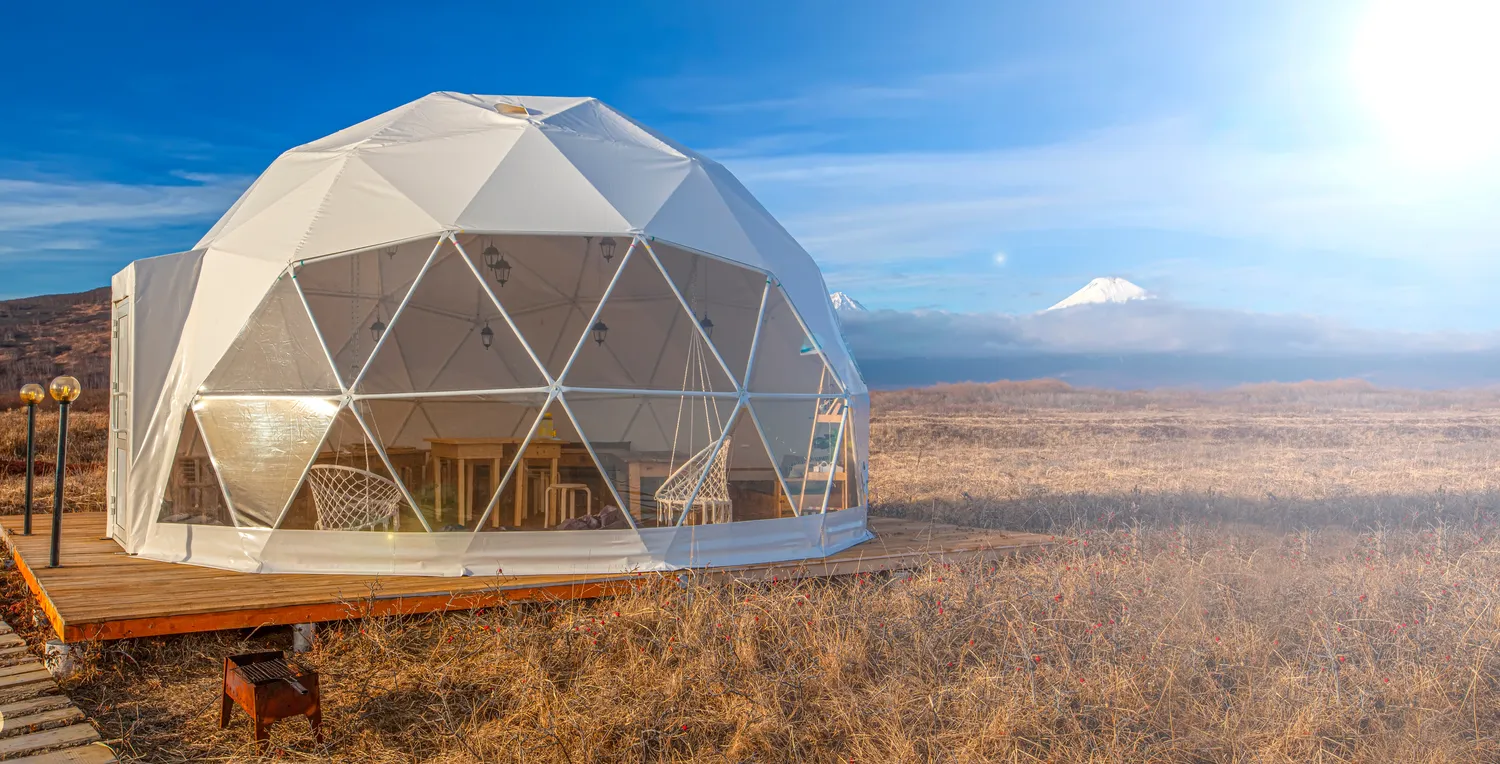 Czy postawienie namiotu sferycznego wymaga pozwolenia?